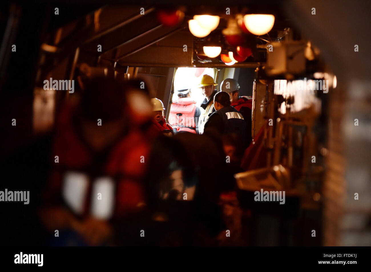 Le 29 décembre 2015, l'USS Ross (DDG 71) effectue un réapprovisionnement en mer avec le pétrolier de réapprovisionnement de la flotte USNS Leroy Grumman (T-AO 195) en mer Méditerranée. Cette opération fait partie des patrouilles de routine de l'US Navy pour assurer la sécurité dans la zone d'opérations de la 6e flotte américaine. Banque D'Images