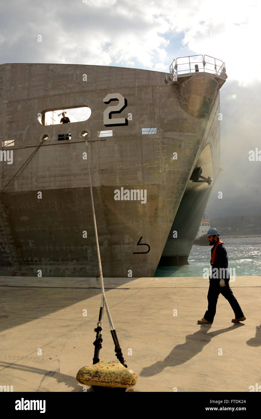 Une photo prise le 30 décembre 2015, montrant le personnel de l'US Navy vérifiant les lignes d'amarrage du comté de Choctaw de l'USNS à Souda Bay, en Crète. Le navire fait partie de la flotte du Military Sealift Command, conçue pour le transport rapide de moyens militaires. Banque D'Images