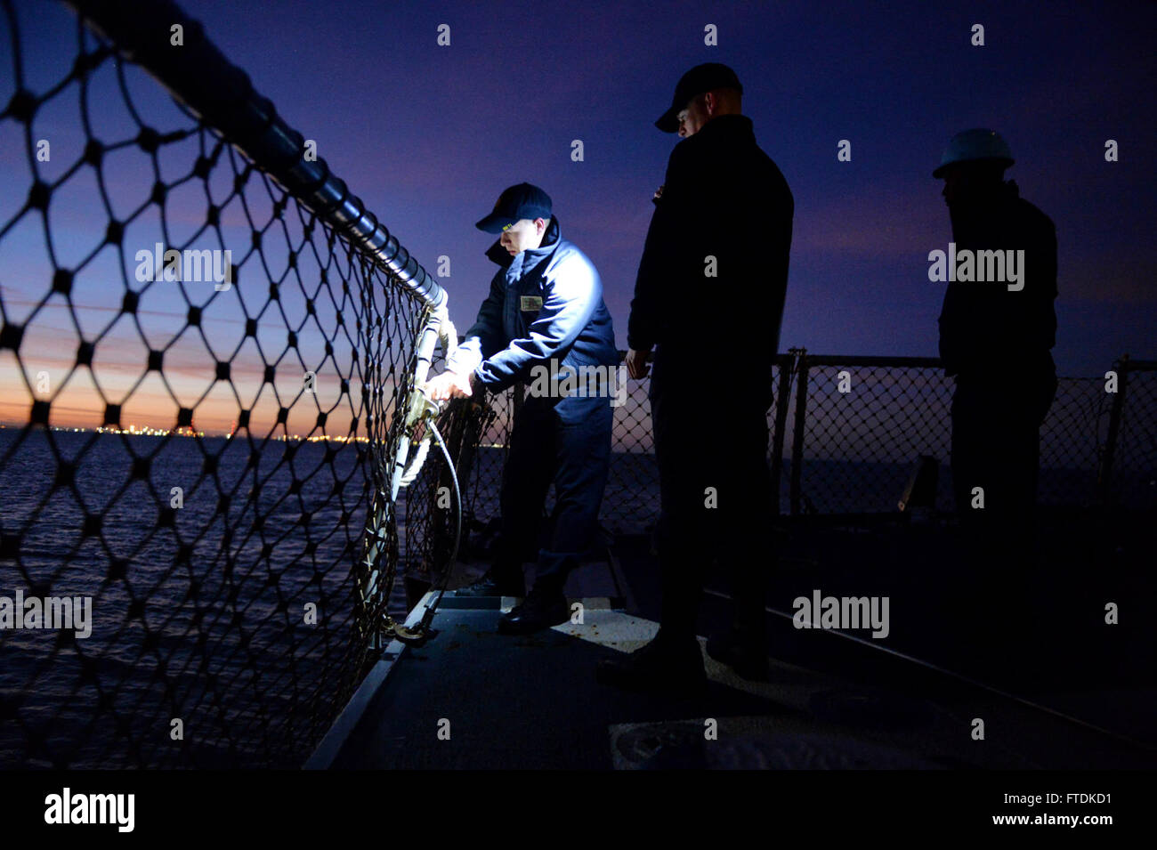 Les marins à bord de l'USS Ross (DDG 71) effectuent des détails de mer et d'ancre tout en se préparant à entrer dans le port de Rota, en Espagne, le 17 janvier 2016. Le destroyer à missiles guidés de classe Arleigh Burke fait partie de la 6e flotte de l'US Navy et est déployé pour soutenir les intérêts de sécurité nationale en Europe. La photo capture les opérations navales dans un port européen stratégique. Banque D'Images