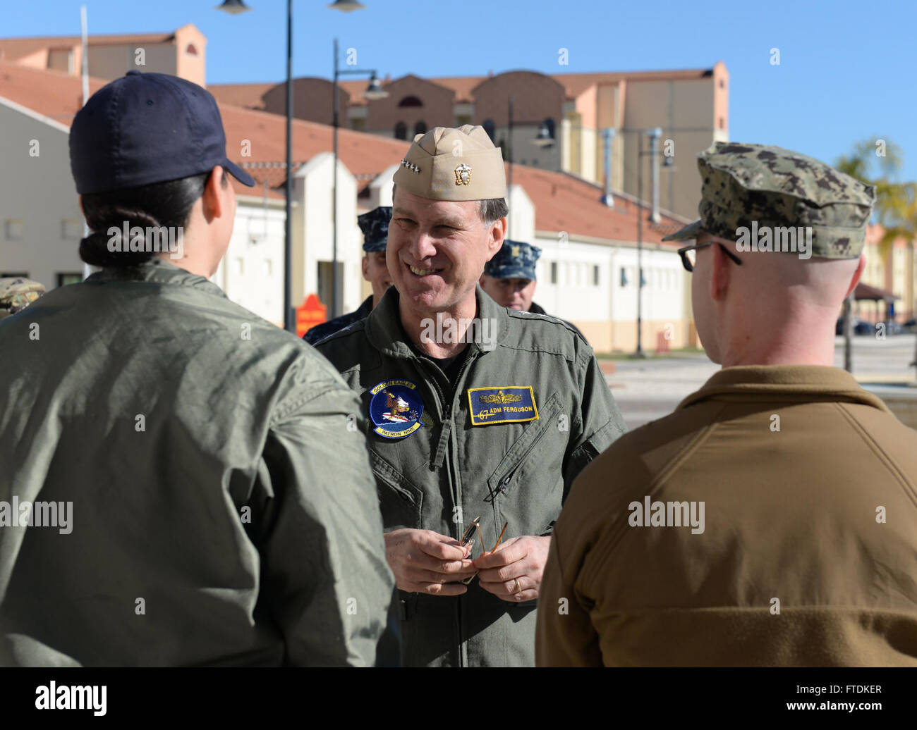 160121-N-GC965-300 de la base aéronavale de Sigonella, en Sicile (janv. 21, 2016). Mark Ferguson, Commander, U.S. Naval Forces, Europe-afrique parle avec les marins au cours d'une visite prévue à NAS Sigonella, Jan 21, 2016. Les Forces navales des États-Unis, dont le siège social est situé à Europe-afrique, Naples, Italie, supervise les opérations navales et mixte, souvent de concert avec ses alliés, le joint, et inter-organismes partenaires, afin de faire progresser les intérêts nationaux américains, la sécurité et la stabilité en Europe et en Afrique. (U.S. Photo par marine Spécialiste de la communication de masse 2e classe Ramon Rendez/libérés) Banque D'Images