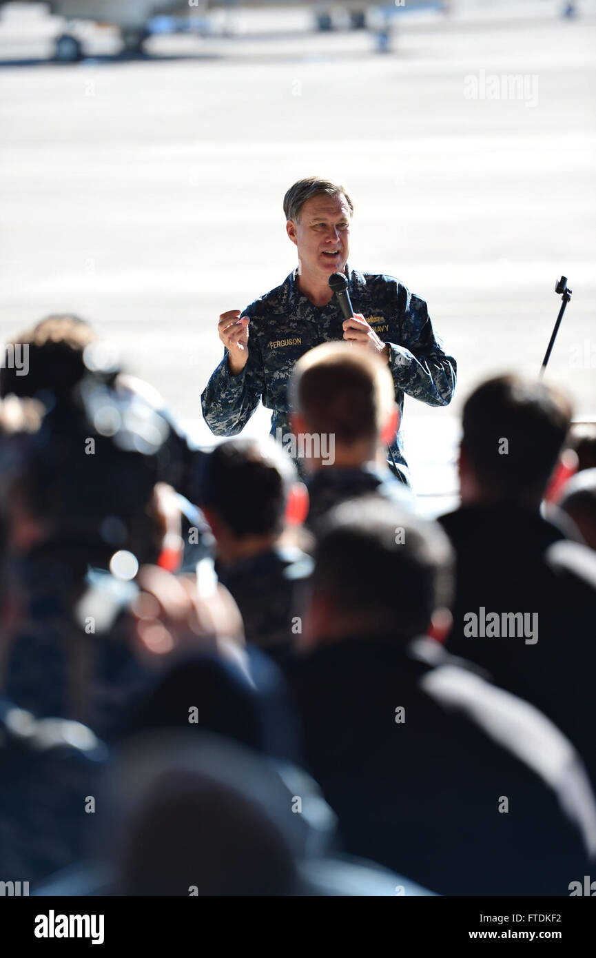 160121-N-YZ751-208 de la base aéronavale de Sigonella, en Sicile (janv. 21, 2015). Mark Ferguson, Commander, U.S. Naval Forces Europe- Afrique, parle à un appel mains libres au cours d'une visite prévue à NAS Sigonella, Jan 21, 2016. Les Forces navales des États-Unis, dont le siège social est situé à Europe-afrique, Naples, Italie, supervise les opérations navales et mixte, souvent de concert avec ses alliés, le joint, et inter-organismes partenaires, afin de faire progresser les intérêts nationaux américains, la sécurité et la stabilité en Europe et l'Afrique.(U.S. Photo par marine Spécialiste de la communication de masse 1re classe Tony D. Curtis)(1992) Banque D'Images