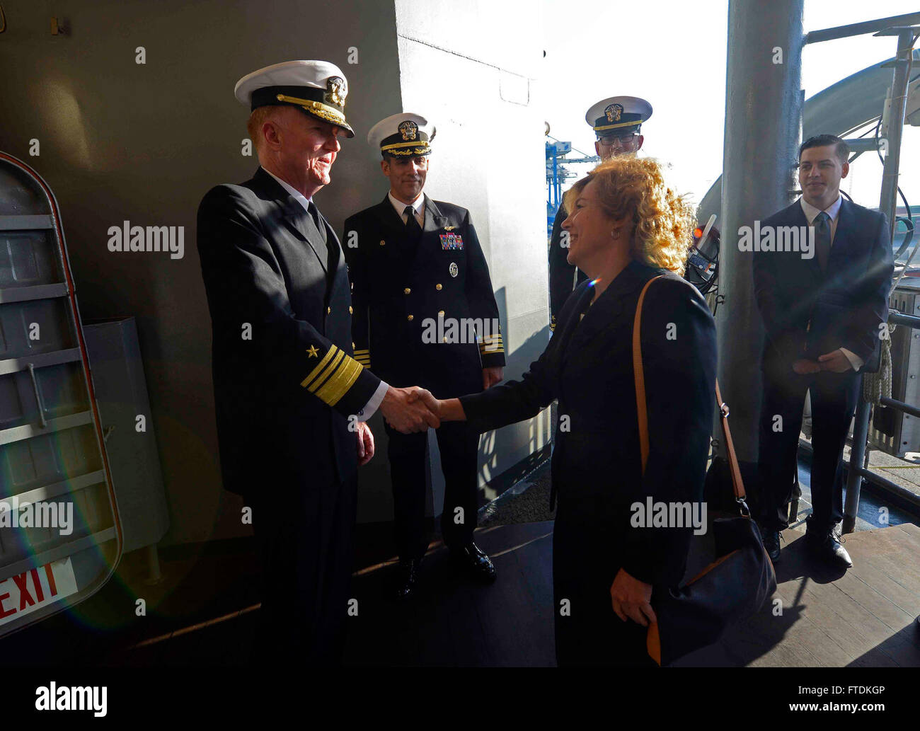 160227-N-VY489-192 LIMASSOL, Chypre (fév. 27, 2016) Vice-amiral. James G. Foggo, III, commandant de la sixième flotte américaine, accueille l'ambassadeur américain à Chypre Kathleen Doherty, après qu'elle est à bord d'USS Mount Whitney (LCC 20), avant d'une réception organisée sur le navire. Le Mont Whitney, la sixième flotte américaine navire de commandement et de contrôle, de l'avant déployée pour Gaeta, Italie, mène des opérations navales dans la sixième flotte américaine zone d'opérations à l'appui de la sécurité nationale des États-Unis en Europe. (U.S. Photo par marine Spécialiste de la communication de masse 1re classe Mike Wright/ publié Banque D'Images