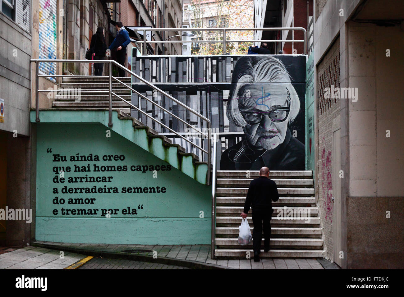 Murale en l'honneur du poète et écrivain galicien Maria do Carme Kruckenberg Sanjurjo (1926 - 2015), Vigo, Galice, Espagne Banque D'Images
