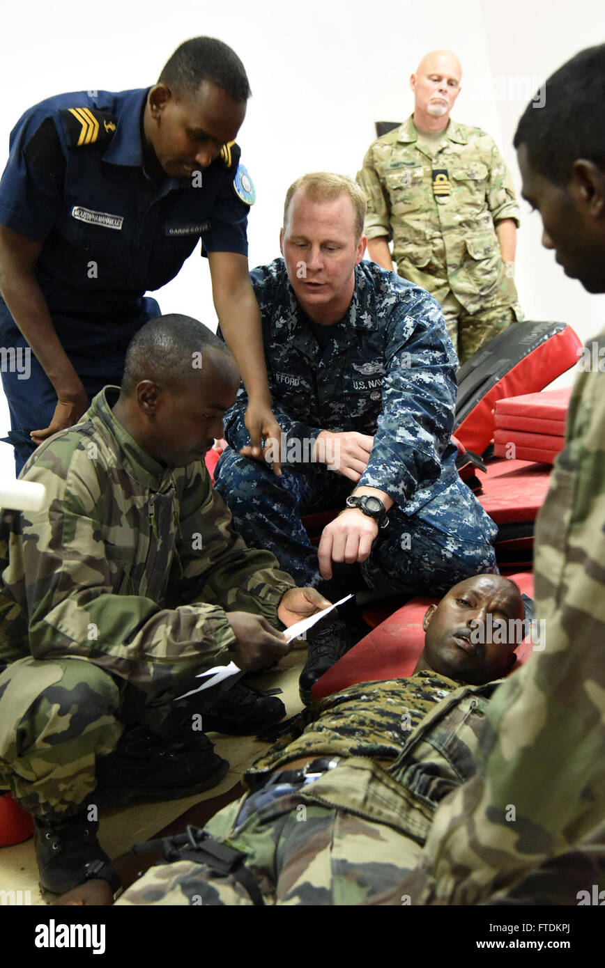 160131-F-WR377-061 DJIBOUTI (jan. 31, 2016) 1ère classe Corpsman Hôpital Aaron Clifford, un exercice Cutlass Express medical 2016 instructeur, explique comment traiter une plaie aspirante du thorax d'un patient simulé à Djibouti et de gardes côtes marines au cours de l'enseignement en classe à la Coast Guard Academy djiboutienne pour l'exercice multinational le 31 janvier 2016. Cutlass Express est un U.S. Africa Command-parrainé l'exercice maritime multinational visant à accroître la sûreté et la sécurité maritime dans les eaux au large de l'Afrique de l'Est, dans l'ouest de l'Océan Indien et dans le golfe d'Aden. (U.S. Air Force photo de St Banque D'Images