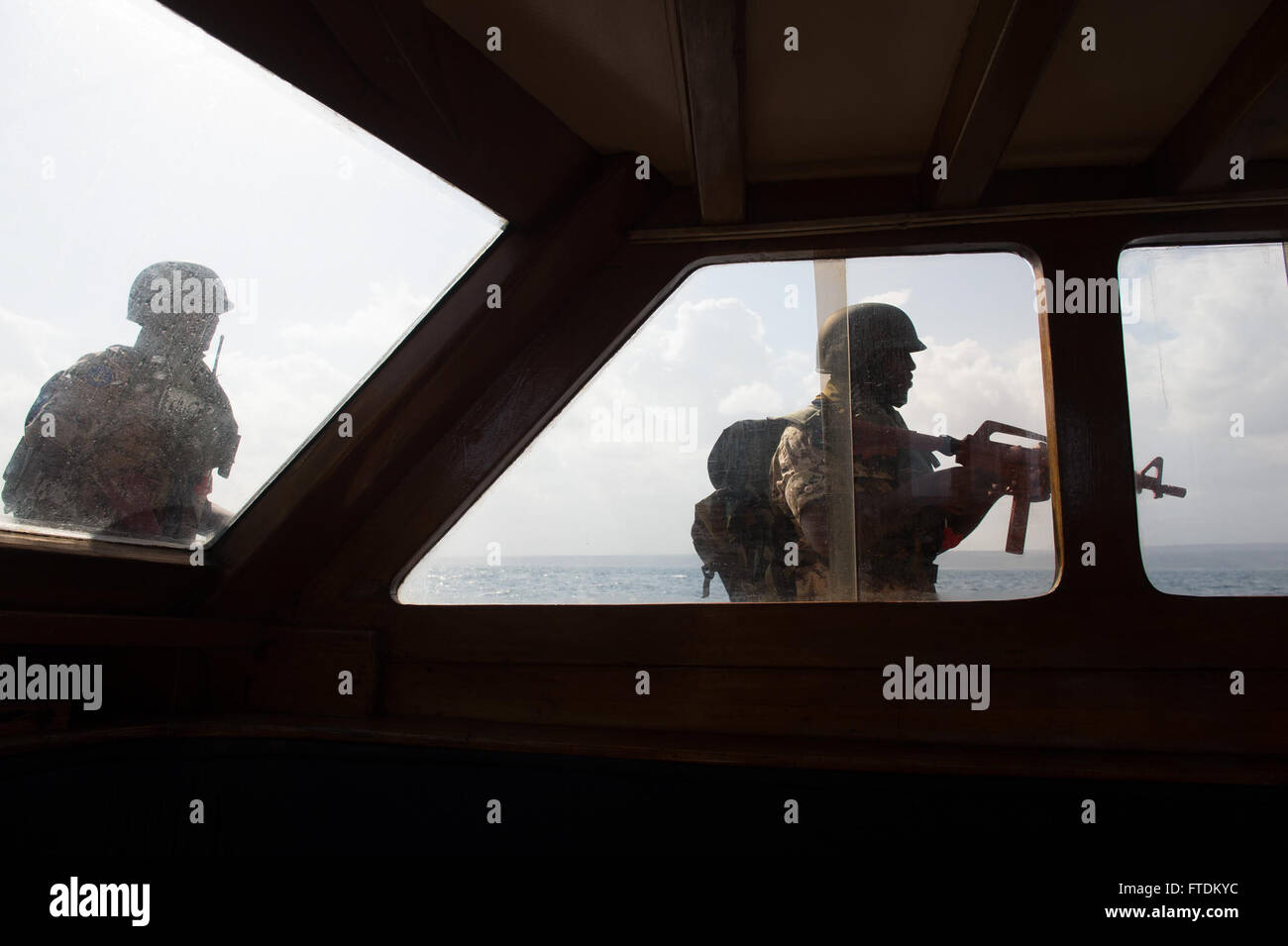 160203-F-IJ878-201 DJIBOUTI, Djibouti (fév. 3, 2016) Forces maritimes du Soudan recherchez un navire dans un scénario de formation dans le cadre de l'exercice Cutlass Express 2016. Cutlass Express est un U.S. Africa Command-parrainé l'exercice maritime multinational visant à accroître la sûreté et la sécurité maritime dans les eaux au large de l'Afrique de l'Est, l'ouest de l'océan Indien des Nations unies, et dans le golfe d'Aden. (U.S. Air Force photo de Tech. Le Sgt. Barry Loo/libérés) Banque D'Images