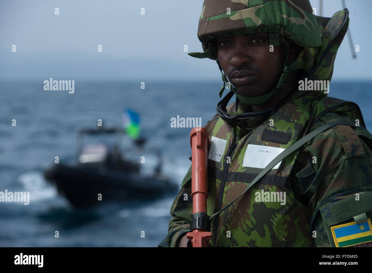 160203-F-IJ878-612 DJIBOUTI, Djibouti (fév. 3, 2016) Forces maritimes de Djibouti et le Rwanda à bord d'un navire au cours de l'effort Cutlass Express 2016. Cutlass Express est un U.S. Africa Command-parrainé l'exercice maritime multinational visant à accroître la sûreté et la sécurité maritime dans les eaux au large de l'Afrique de l'Est, l'ouest de l'océan Indien des Nations unies, et dans le golfe d'Aden. (U.S. Air Force photo de Tech. Le Sgt. Barry Loo/libérés) Banque D'Images