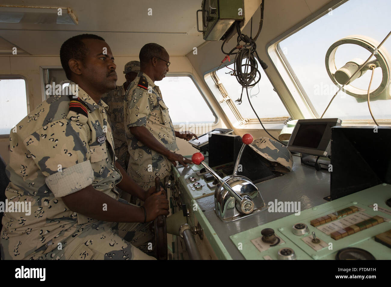 160204-F-IJ878-063 DJIBOUTI, Djibouti (fév. 4, 2016) Forces maritimes de Djibouti pilote un bateau de patrouille pendant l'exercice Cutlass Express 2016. Cutlass Express est un U.S. Africa Command-parrainé l'exercice maritime multinational visant à accroître la sûreté et la sécurité maritime dans les eaux au large de l'Afrique de l'Est, l'ouest de l'océan Indien des Nations unies, et dans le golfe d'Aden. (U.S. Air Force photo de Tech. Le Sgt. Barry Loo/libérés) Banque D'Images