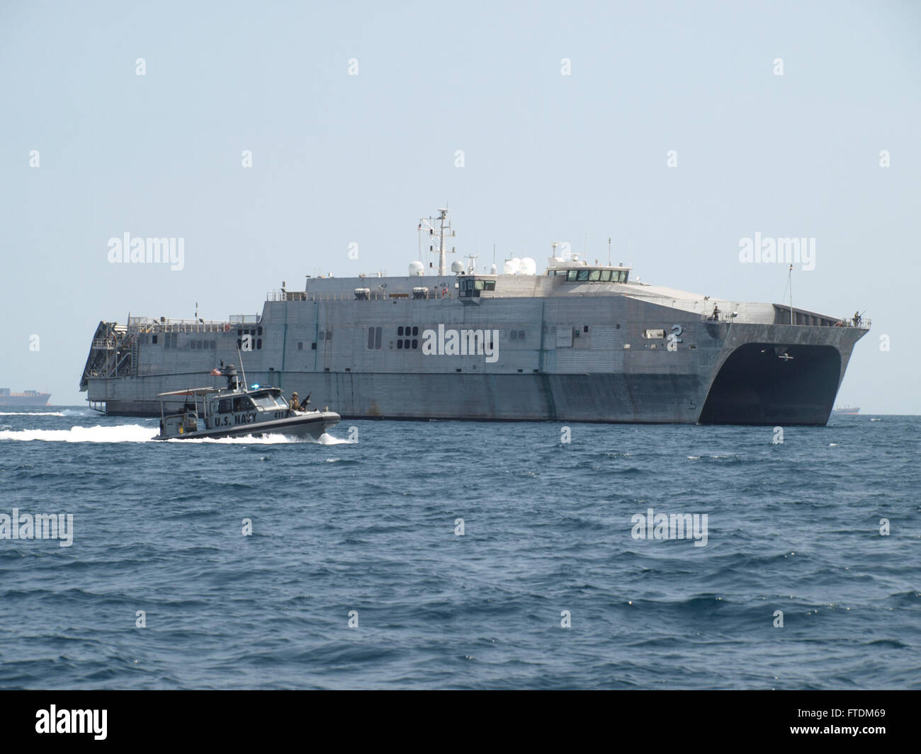 160210-N- AQ705-001 RÉPUBLIQUE DE DJIBOUTI (fév. 5, 2016) marins affectés à l'Escadron fluviales côtières 10 faire respecter une zone de sécurité autour de l'armée expéditionnaire de la commande de transport maritime transport rapide navire USNS Choctaw Comté (T-EPF-2) dans le golfe de Tadjourah, à Djibouti, le 10 février 2016. États-unis 6e Flotte, basée à Naples, Italie, effectue l'ensemble des opérations navales et mixte, souvent de concert avec ses alliés, le joint, et inter-organismes partenaires, afin de faire progresser les intérêts nationaux américains et la sécurité et la stabilité en Europe et l'Afrique. (U.S. Photo de la marine par le maître d'Armes 2e classe Perry Lafoe/R Banque D'Images