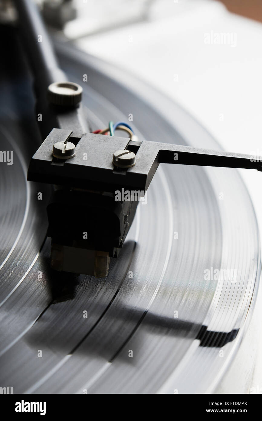 Joueur avec la platine disque vinyle de musique. Utile pour DJ, une discothèque et un thème rétro. Le time code in focus Banque D'Images