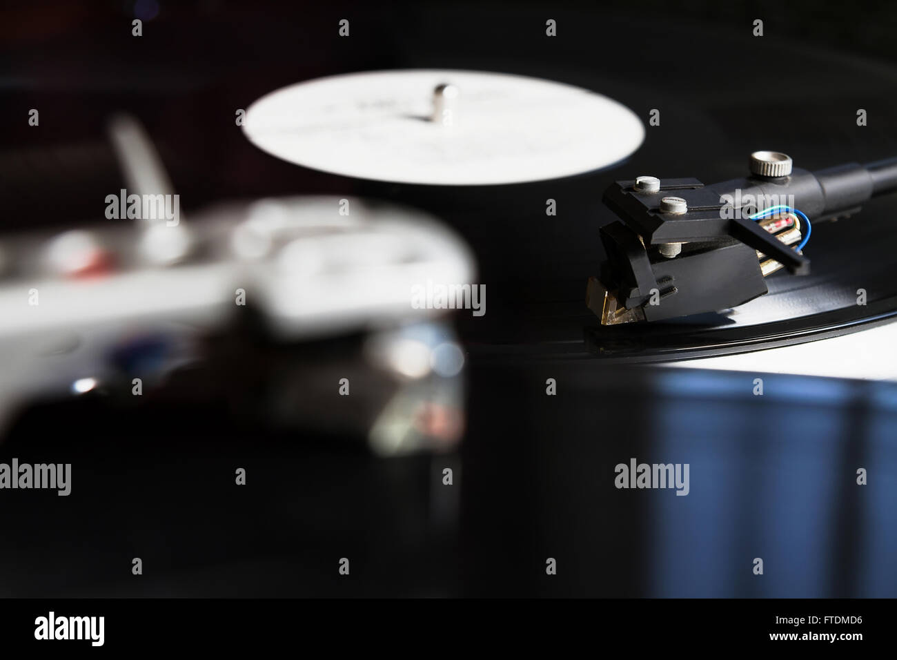 Joueur avec la platine disque vinyle de musique. Utile pour DJ, une discothèque et un thème rétro. Se concentrer sur l'aiguille Banque D'Images