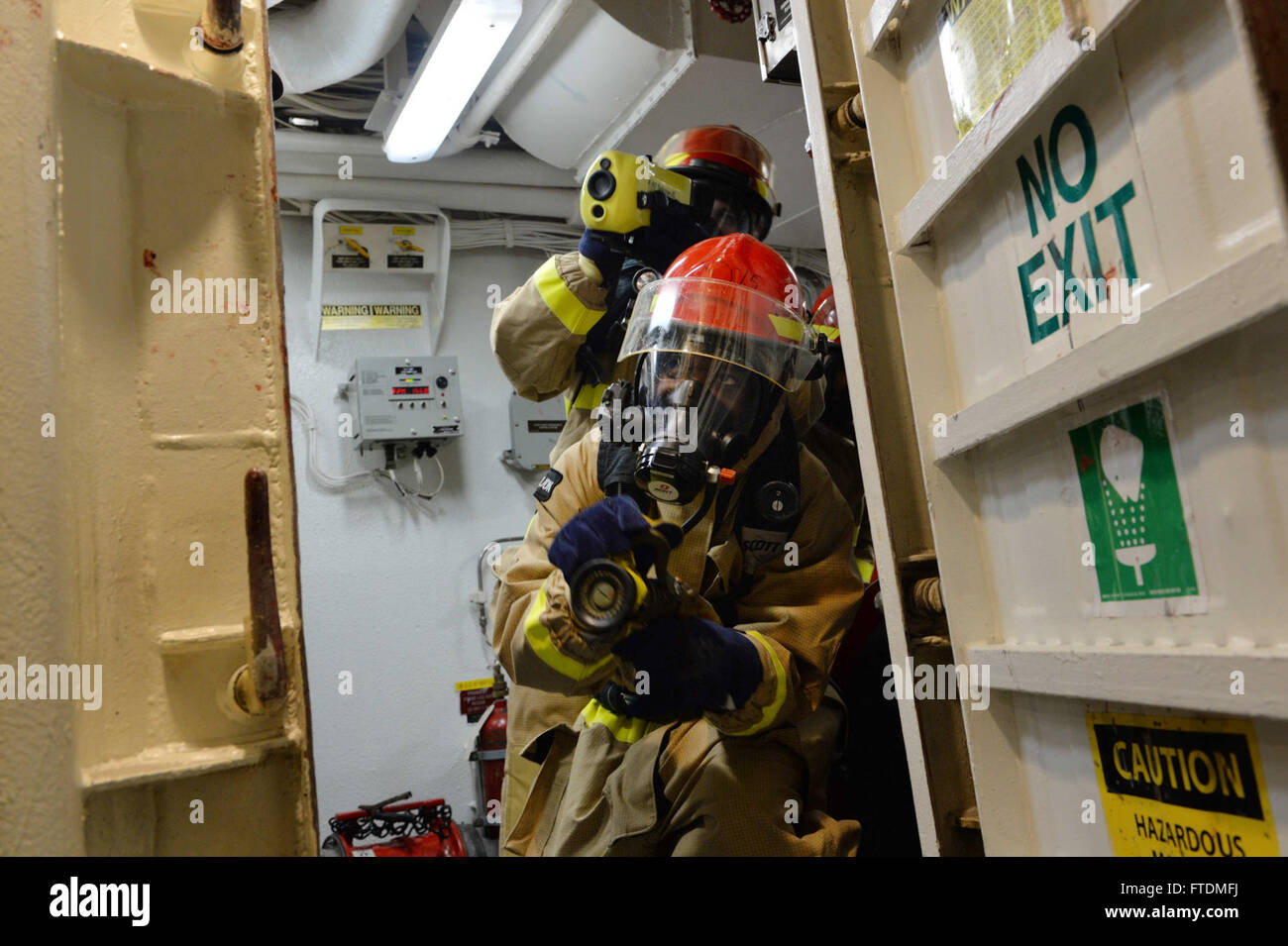 160217-N-XT273-311 MER MÉDITERRANÉE (fév. 17, 2016) Les marins à simuler un exercice d'incendie à bord du USS Ross (DDG 71) dans la mer Méditerranée le 17 février 2016. Ross, une classe Arleigh Burke destroyer lance-missiles déployés avant, à Rota, Espagne, effectue une patrouille de routine dans le domaine de la flotte des États-Unis 6e des opérations à l'appui des intérêts de sécurité nationale des États-Unis en Europe. (U.S. Photo par marine Spécialiste de la communication de masse 2e classe Justin Stumberg/libérés) Banque D'Images