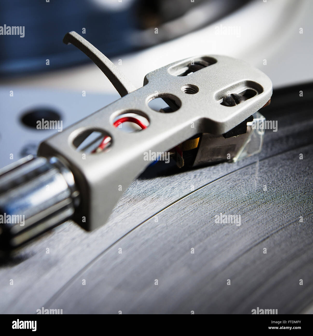 Joueur avec la platine disque vinyle de musique. Utile pour DJ, une discothèque et un thème rétro. L'accent sur le time code et l'enveloppe de tête d'aiguille Banque D'Images