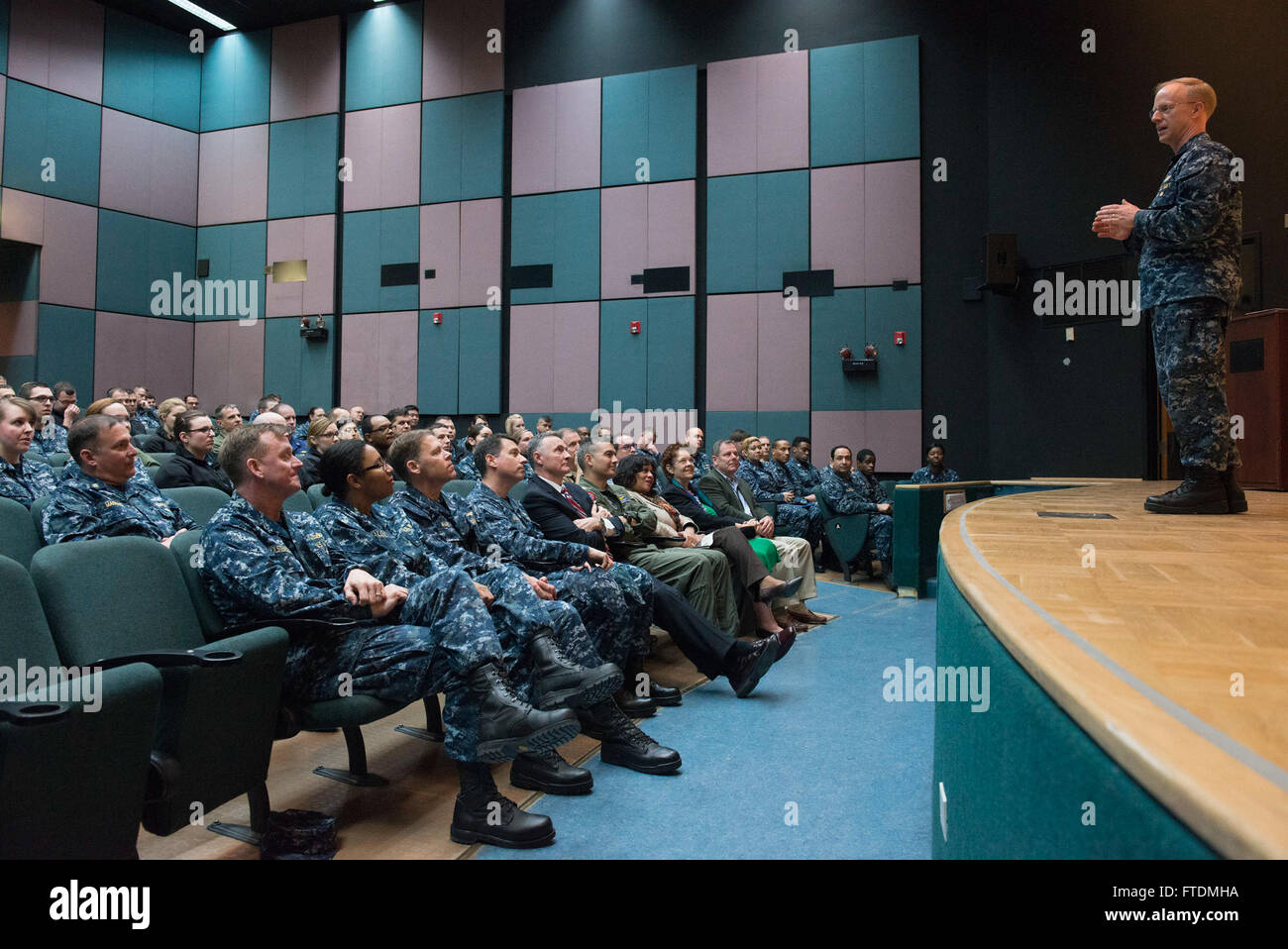 160219-N-OX801-053 La base navale américaine de Naples, Italie (fév. 19, 2016), commandant adjoint de la sixième flotte américaine, arrière Adm. Daryl Caudle parle après une cérémonie de remise de prix à la base navale américaine de Naples, Italie, le 19 février, 2016. États-unis 6e Flotte, basée à Naples, Italie, effectue l'ensemble des opérations navales et mixte, souvent de concert avec ses alliés, le joint, et interagences, partenaire afin de faire progresser les intérêts nationaux américains et la sécurité et la stabilité en Europe et l'Afrique. (U.S. Photo par marine Spécialiste de la communication de masse 2e classe Daniel P. Schumacher/ libéré) Banque D'Images