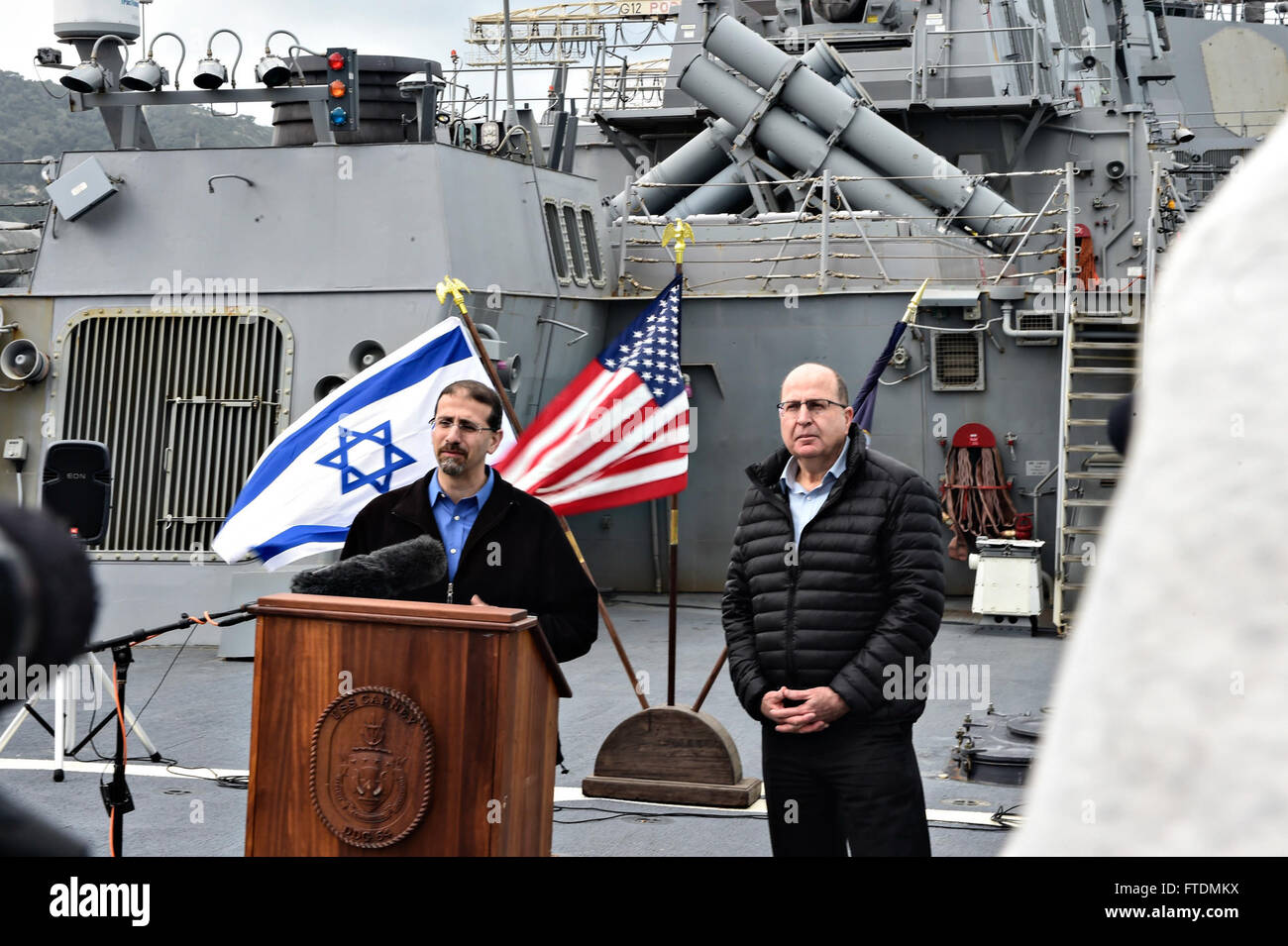L'ambassadeur américain Daniel Shapiro et le ministre israélien de la Défense Moshe ya'alon parlent lors d'une visite à bord de l'USS Carney à Haïfa, Israël, discutant de la coopération en matière de sécurité dans la zone de la 6e flotte américaine. Banque D'Images