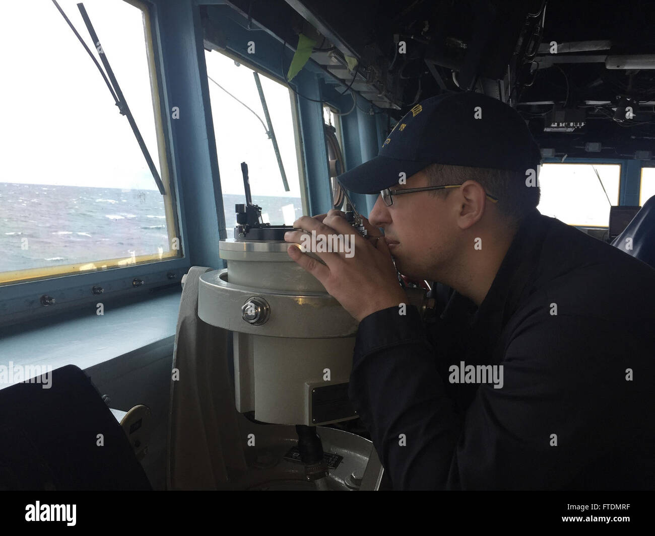 160228-N-YN258-001 OCÉAN ATLANTIQUE (fév. 29, 2016), l'étoile Tyler Buresh, de Hamilton, Michigan, maintient un contact sûr photo comme USS Porter (DDG 78) effectue le suivi des SeaRAM fonctionne avec Air Force F-16's, 10 févr. 29, 2016. Porter, une classe Arleigh Burke destroyer lance-missiles, l'avant-déployé à Rota, Espagne, préparatifs de déploiement dans le domaine de la flotte des États-Unis 6e des opérations à l'appui des intérêts de sécurité nationale des États-Unis en Europe. (U.S. Photo de la marine par le lieutenantj.g Laura Adams/libérés) Banque D'Images