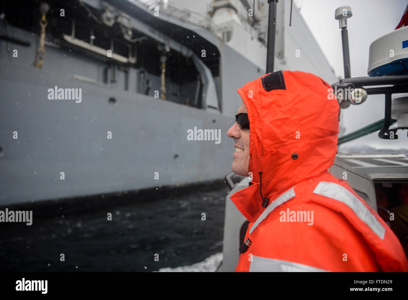 160305-N-AH771-194 MER DU NORD (5 mars 2016) Le Cmdr. Michael R. Johnson, commandant de l'île de Whidbey-class landing ship dock USS Fort McHenry (LSD 43), se trouve dans la neige en attendant de monter à bord le HNLMS Johan de Witt (L801) après avoir escorté marines le long de leur itinéraire prévu pour leurs véhicules d'assaut amphibie (AAVs) pendant l'exercice Cold Response 2016 (CDR 16). CDR 16 implique de forces maritimes, terrestres et aériennes exploitation formation et se concentre sur les opérations amphibies de la marine et de la transition à la masse manœuvre. (U.S. Photo par marine Spécialiste de la communication de masse Seaman Apprentice Daniel C. Coxwest/Rel Banque D'Images