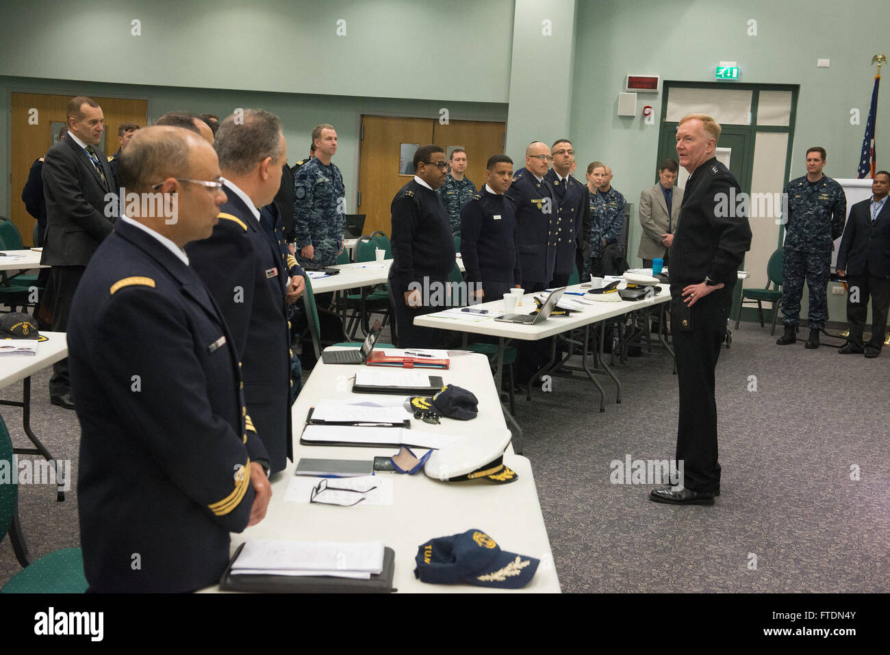 160307-N-OX801-031 La base navale américaine de Naples, Italie (7 mars 2016), commandant de la sixième flotte américaine, Vice-Adm. James Foggo, III, droite, se réjouit de participer à la haute direction des forces maritimes du Phoenix Express 2016 Conférence de planification à la base navale américaine de Naples, Italie, le 7 mars 2016. États-unis 6e Flotte, basée à Naples, Italie, effectue l'ensemble des opérations navales et mixte, souvent de concert avec ses alliés, le joint, et interagences, partenaire afin de faire progresser les intérêts nationaux américains et la sécurité et la stabilité en Europe et l'Afrique. (U.S. Photo de la marine par la communication de masse Speciali Banque D'Images