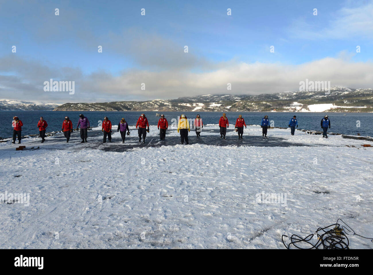 160308-N-AH771-024 MER DU NORD (8 mars 2016) Les marins à bord de l'île de Whidbey-class landing ship dock USS Fort McHenry (LSD 43) effectuer une marche FOD-vers le bas avant le voyage derniers trimestres. Le Fort McHenry participe actuellement à l'exercice Cold Response 2016, qui est une bi Norwegian invitational qui teste la capacité des militaires d'opérer dans des conditions de froid extrême. (U.S. Photo par marine Spécialiste de la communication de masse Apprenti matelot/Coxwest Daniel C. libéré) Banque D'Images