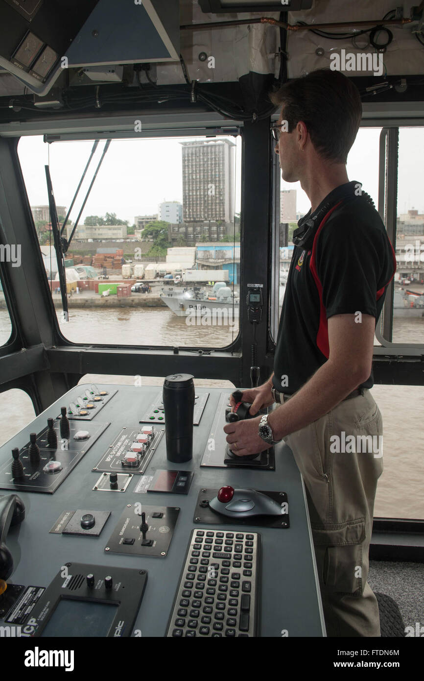 Le capitaine Douglas Casavant navigant dans le chenal depuis l'aile pont de l'USNS Spearhead à l'approche de Douala, Cameroun. Le navire, qui fait partie du Military Sealift Command, soutient la mission Africa Partnership Station de la 6e flotte de la marine américaine. Banque D'Images