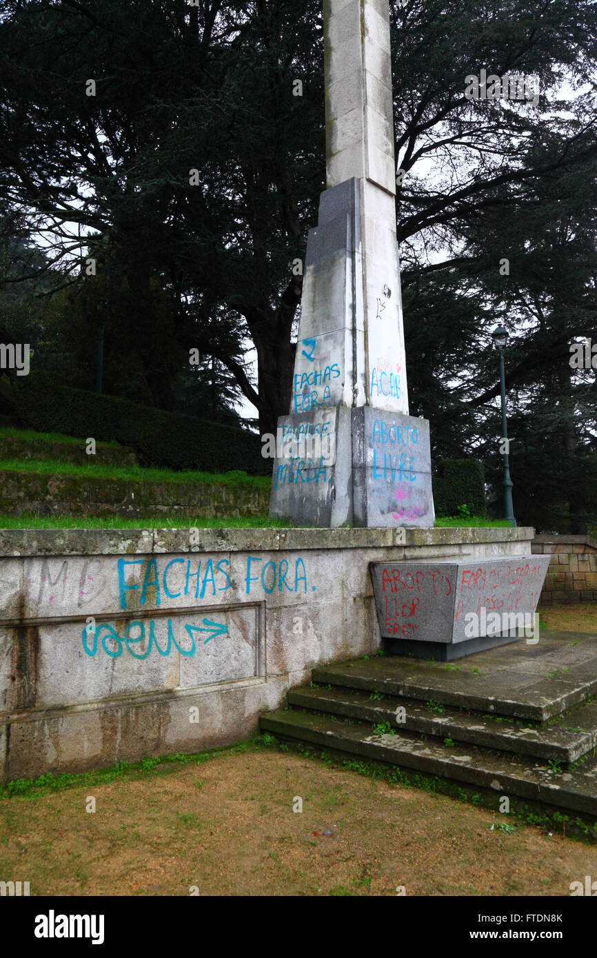 Aborto livre / libre avortement protestent graffiti sur la base du monument Cruz de los Caidos à ceux qui sont morts dans la guerre civile espagnole, Vigo, Galice, Espagne Banque D'Images