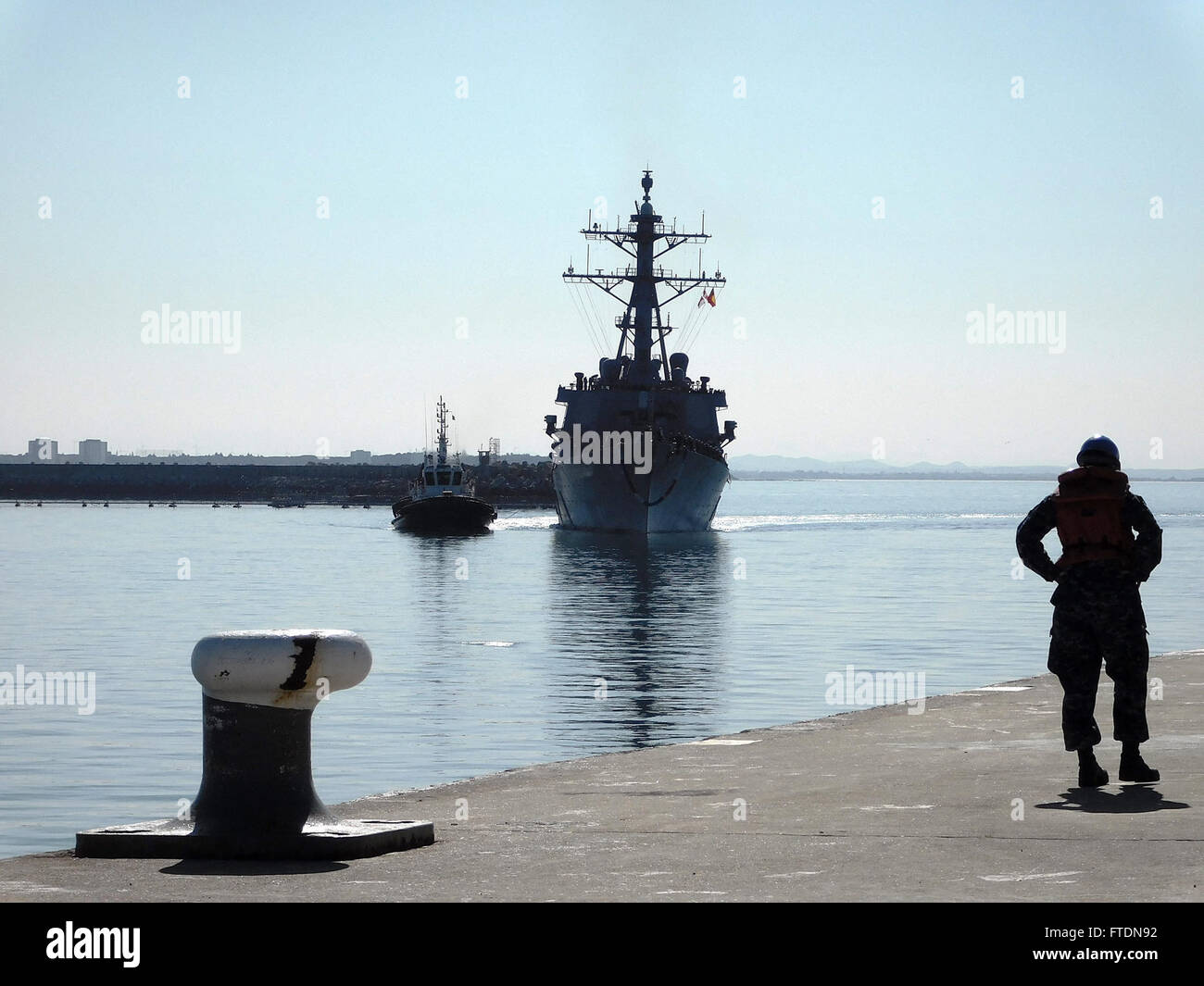 160313-N-MG056-002 NAVAL STATION ROTA, ESPAGNE (13 mars 2016), USS Carney (DDG 64) renvoie à Rota, Espagne 13 mars 2016, après quatre mois en patrouille dans la sixième flotte américaine zone d'opérations. Carney, une classe Arleigh Burke destroyer lance-missiles déployés avant, à Rota, en Espagne, est la finition d'une patrouille de routine dans la 6ème zone d'opérations de la flotte à l'appui des intérêts de sécurité nationale des États-Unis en Europe. (U.S. Photo par Marine Krysta Murray/libérés) Banque D'Images