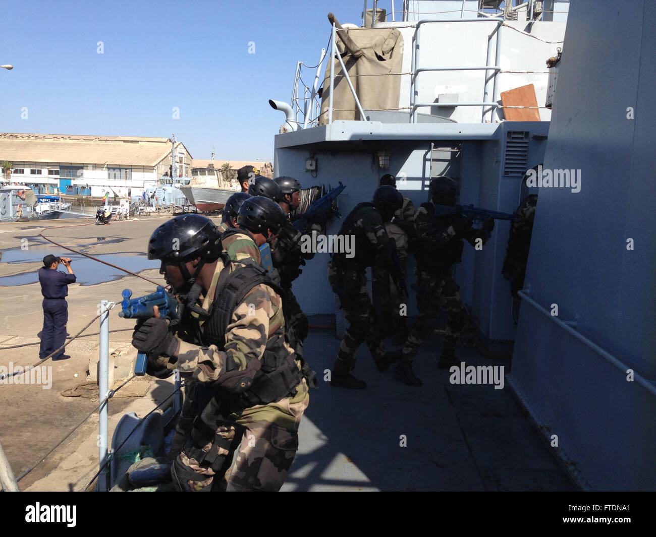 160315-N-GY309-001 DAKAR, Sénégal (15 mars 2016) membres du personnel de la marine sénégalaise des techniques de compensation pratique aux côtés de la marine royale marocaine et de la marine des opérations d'interdiction maritime experts avant le début d'Obangame Express 2016/saharienne (OESE16). OESE16 est un combiné des États-Unis U.S. Africa Command-parrainé l'exercice maritime multinational visant à accroître la sûreté et la sécurité maritime dans le golfe de Guinée. (U.S. Photo de la marine par le Lieutenant Adam Cole/libérés) Banque D'Images