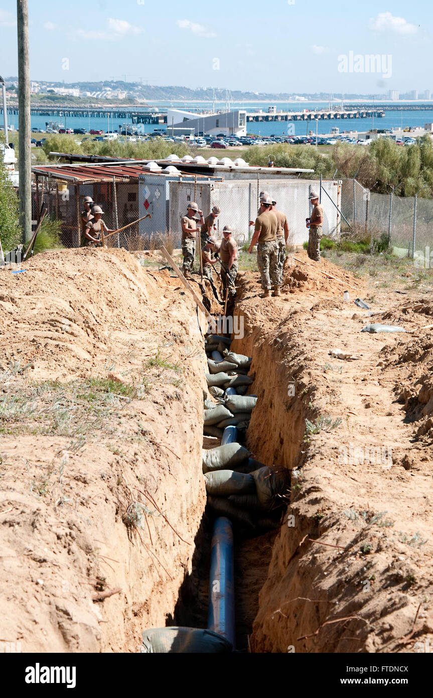 160316-N-VJ282-008 ROTA, ESPAGNE (16 mars 2016) attribué à Seabees Mobile Naval Construction Battalion 133 creuser une tranchée pour une ligne d'approvisionnement en eau pendant la construction de l'installation d'évaluation des systèmes d'électronique de bord (SESEF) à la base navale de la Rota 16 mars 2016. L'SESEF fournira des services d'essai et d'évaluation à la marine, la Garde côtière, transport maritime militaire de commandement des marines étrangères alliées. (U.S. Photo par marine Spécialiste de la communication de masse 1re classe Brian Dietrick/libérés) Banque D'Images