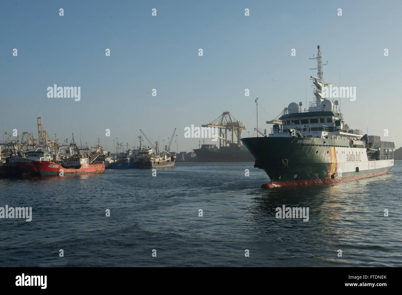 Le patrouilleur de la Garde civile espagnole Rio Segura quitte Dakar, Sénégal, dans le cadre de l'exercice Obangame/SaharExpress 2016. Cet événement vise à renforcer la sécurité maritime et la stabilité économique régionale en Afrique de l’Ouest grâce à la coopération internationale et à la formation. Banque D'Images