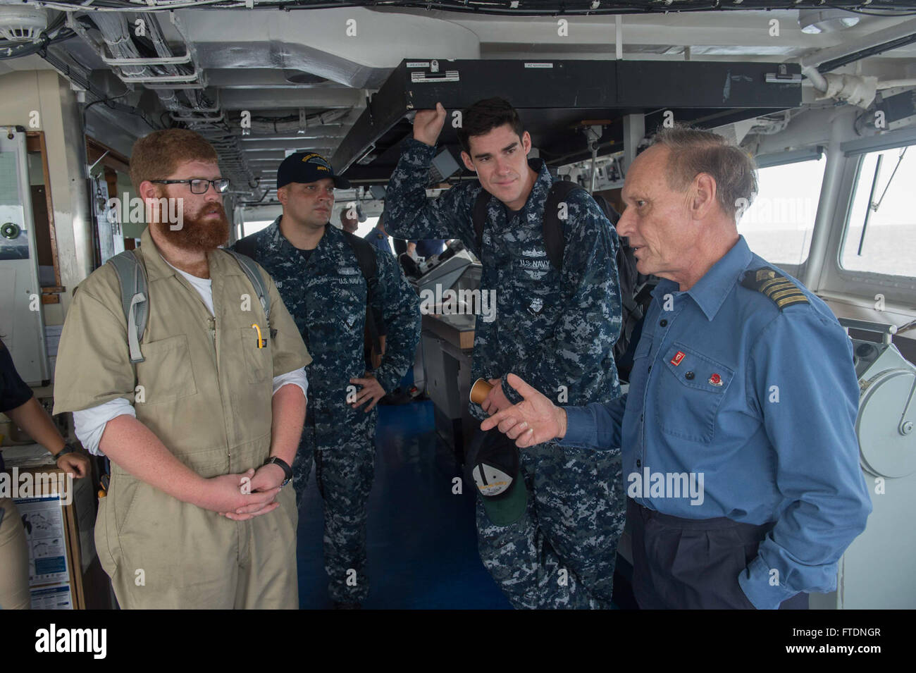 Le capitaine Phil Hanton, capitaine du navire auxiliaire Gold Rover de la Royal Fleet, donne un aperçu historique du pétrolier à l’équipage de l’USNS Spearhead (T-EPF 1) lors d’une visite du navire le 20 mars 2016, dans le cadre de l’exercice Obangame/SaharExpress 2016 dans le golfe de Guinée. Banque D'Images