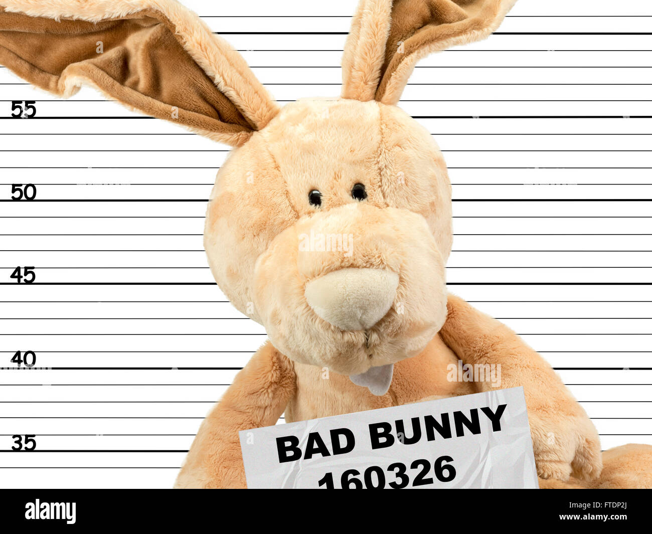 Lapin de Pâques criminel dans le poste de police Banque D'Images