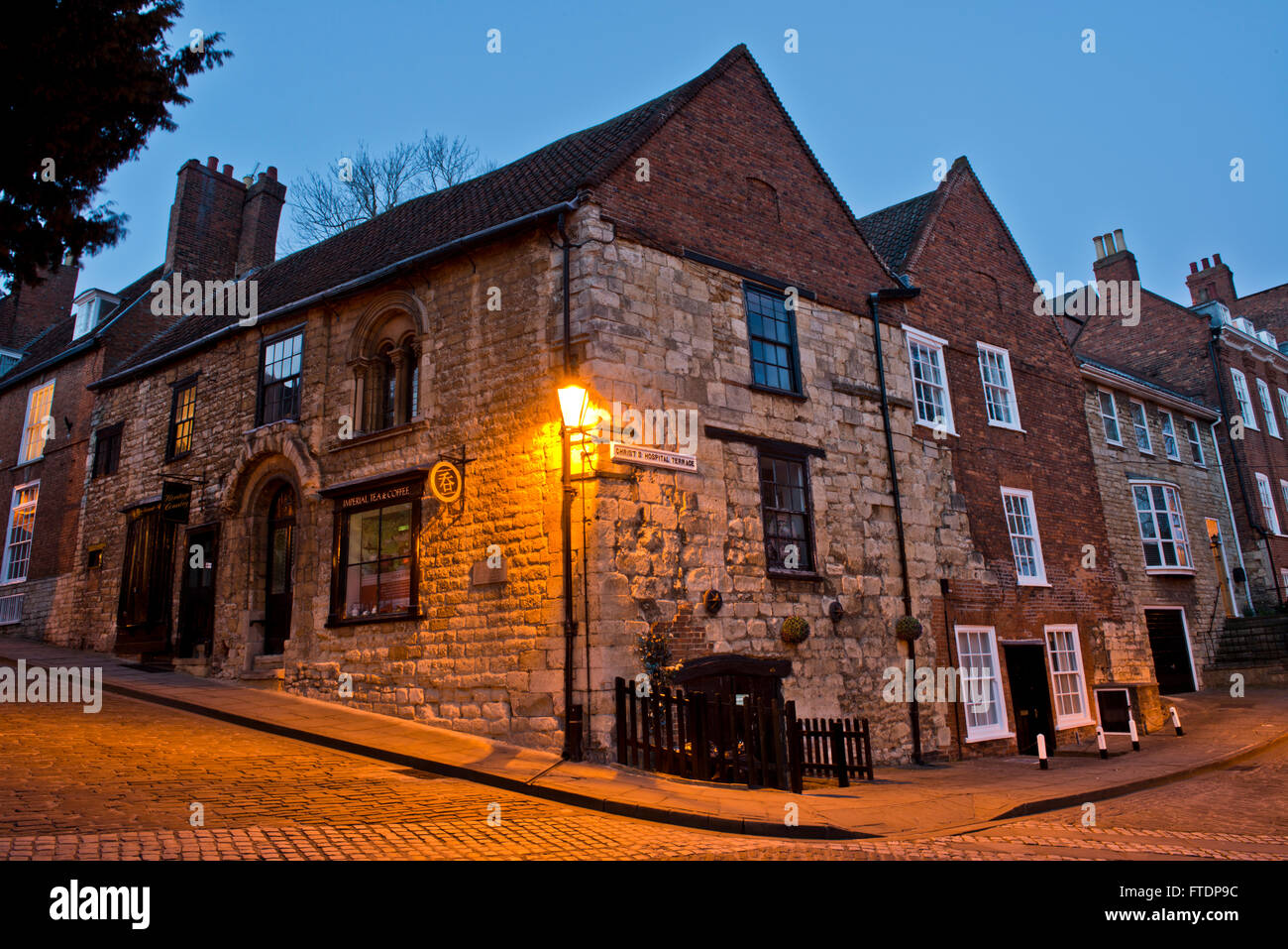 Image Twilight de maison normande sur pente raide, Lincoln, Lincolnshire, Royaume-Uni Banque D'Images