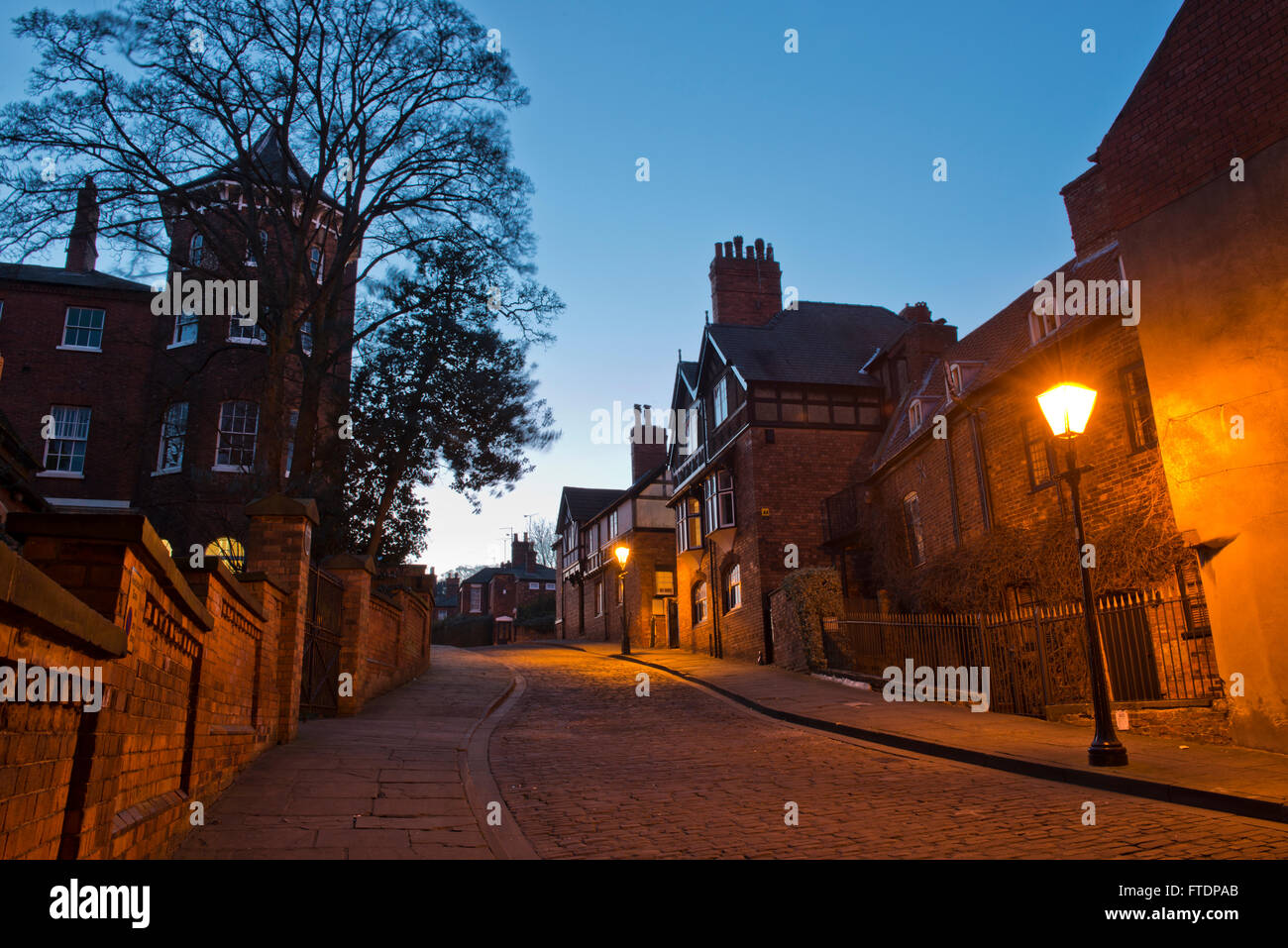 Image Twilight de Wordsworth Street avec la partie ancienne de la ville de Lincoln, Lincolnshire, Royaume-Uni Banque D'Images