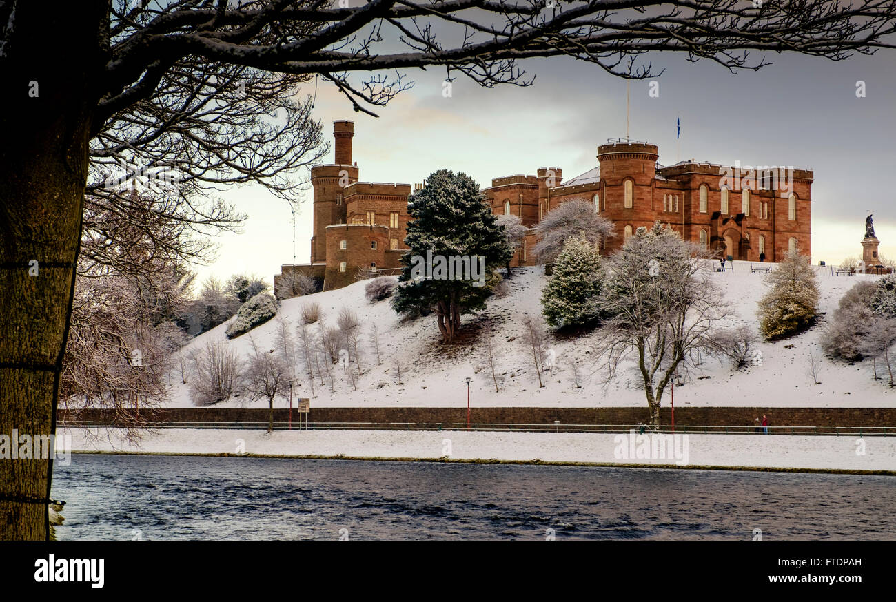 Le Château d'Inverness en hiver avec une mince couche de neige Banque D'Images
