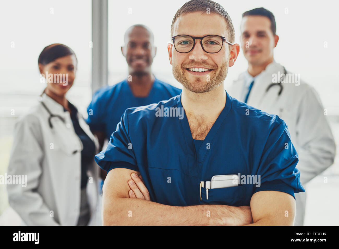 Médecin à la tête d'une équipe médicale de l'hôpital, de l'équipe multiraciale de médecins et chirurgiens Banque D'Images
