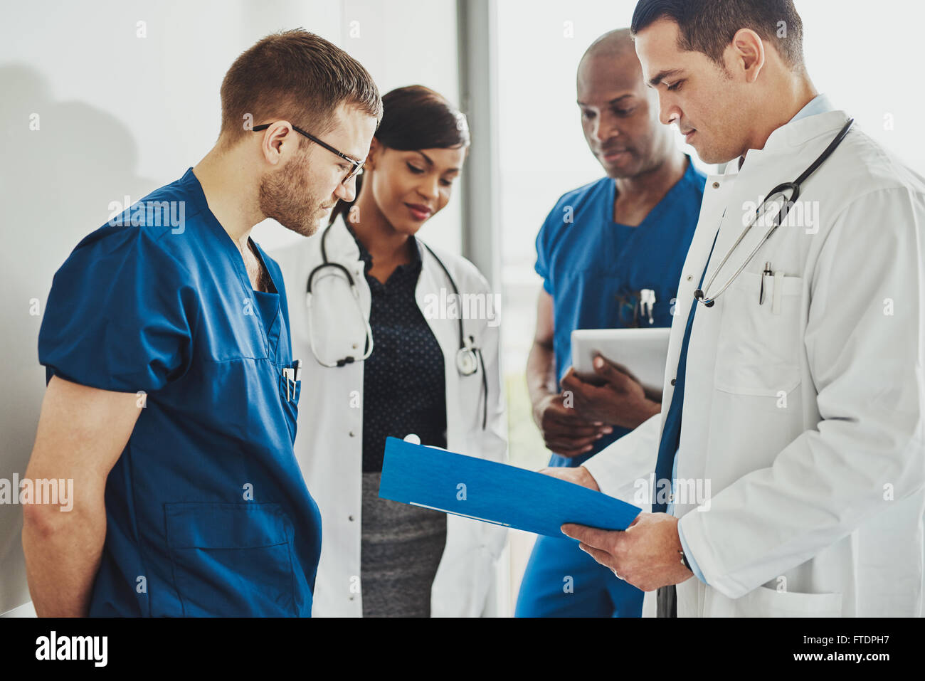 Groupe de médecins la lecture d'un document dans la salle de réunion à l'hôpital Banque D'Images