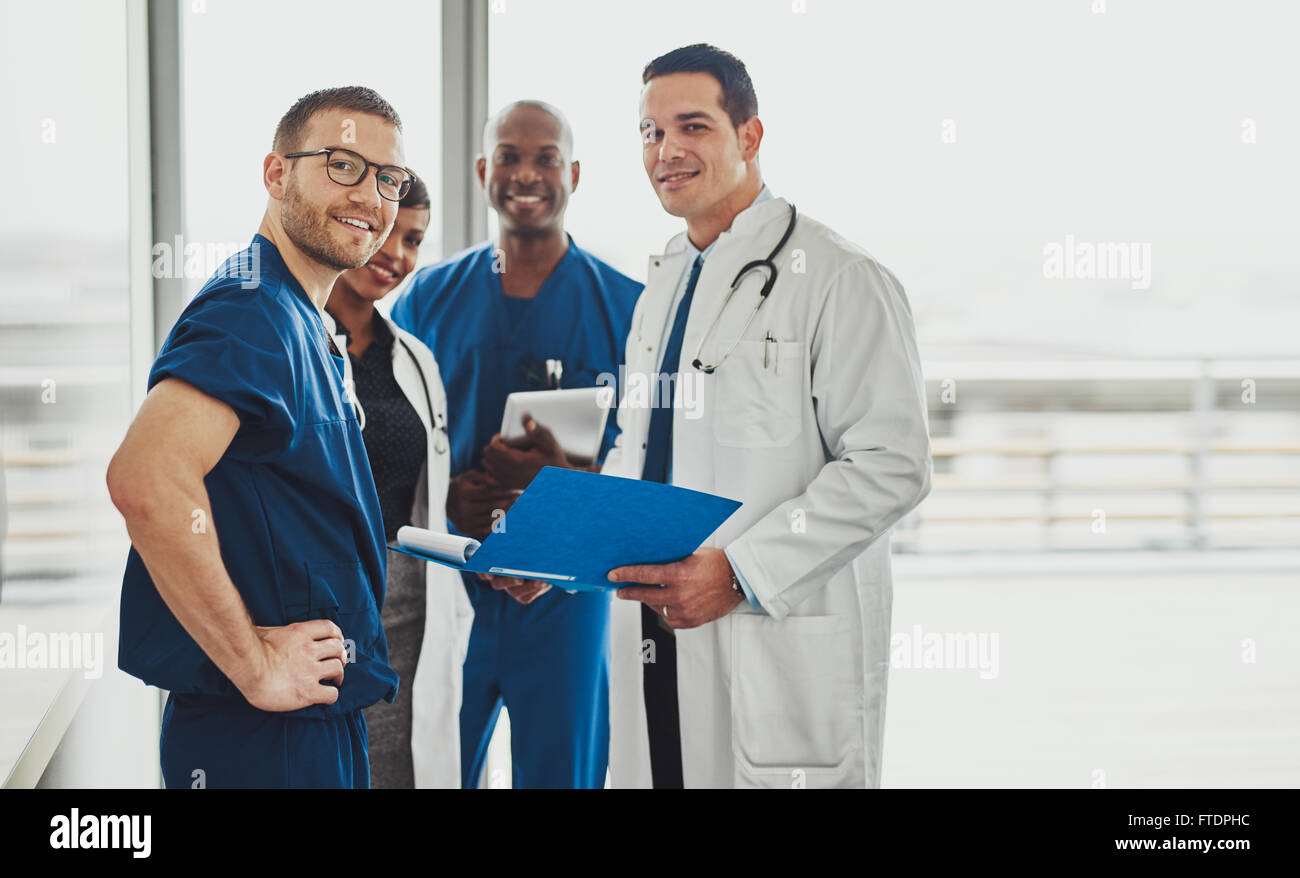 Médecin à la tête d'une équipe médicale de l'hôpital, les chirurgiens et médecins Banque D'Images