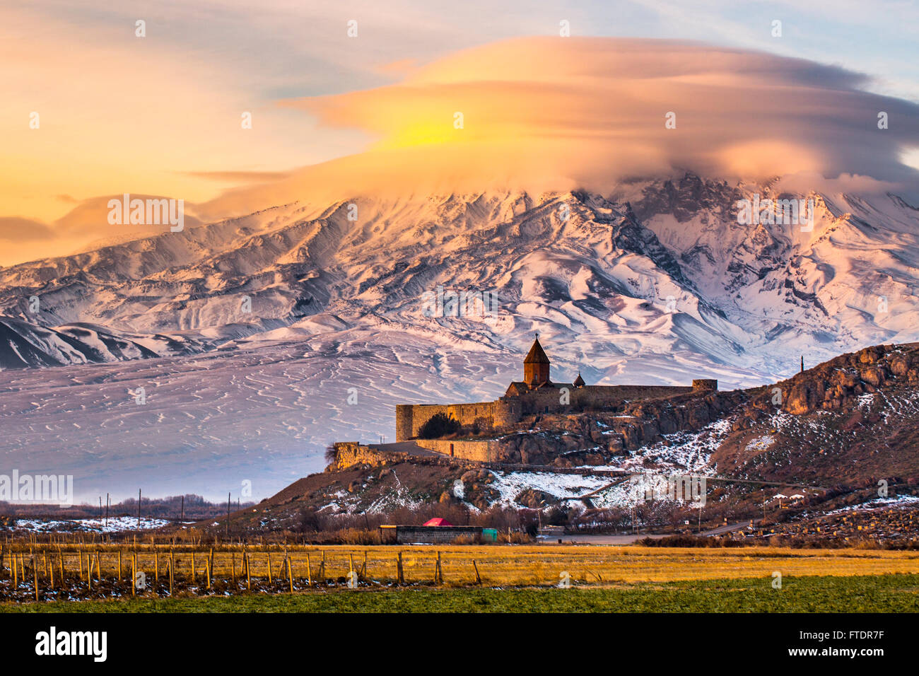 Le mont Ararat en Arménie. Lever de soleil sur l'Ararat en Arménie avec le monastère de Khor Virap Banque D'Images