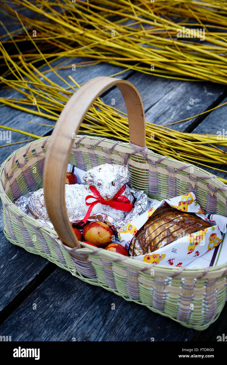 Gâteau d'agneau de Pâques chrétien et du pain dans un panier Banque D'Images