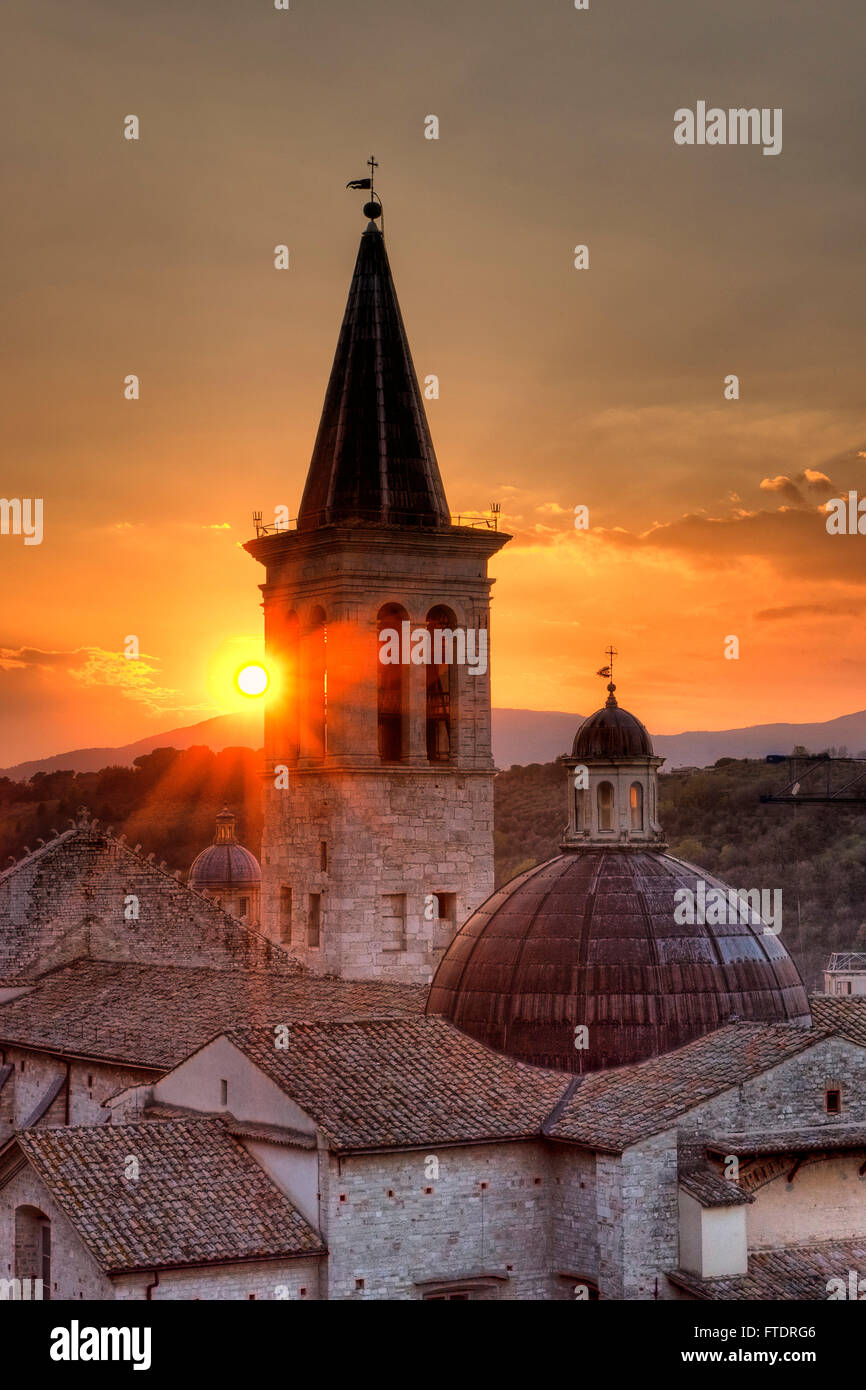 Spoleto, Ombrie. Le beau clocher de la cathédrale de Santa Maria Assunta et derrière les derniers rayons du soleil couchant. Banque D'Images
