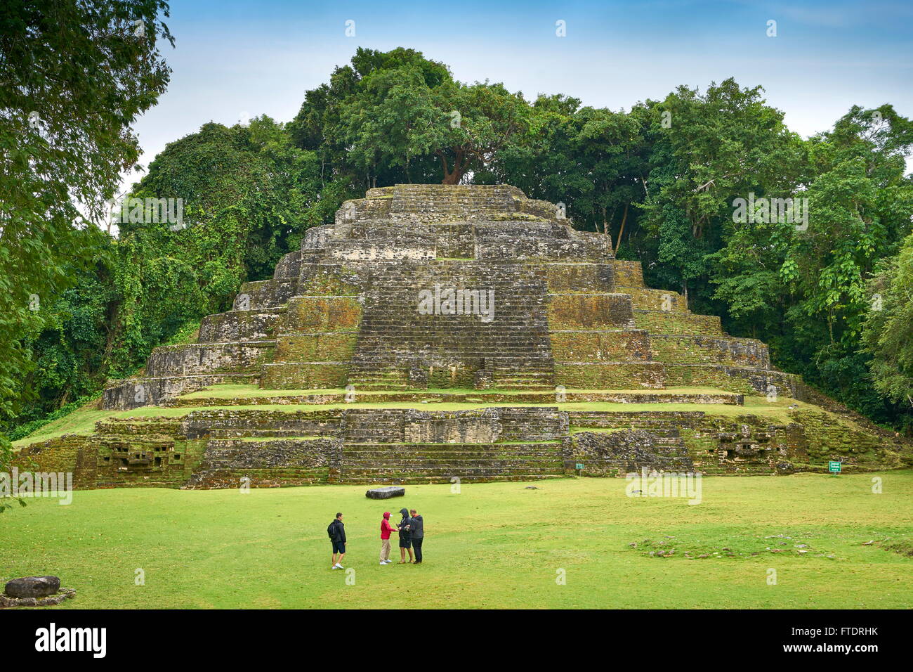 Belize - Jaguar Temple en ruines, les anciens Mayas Lamanai Banque D'Images