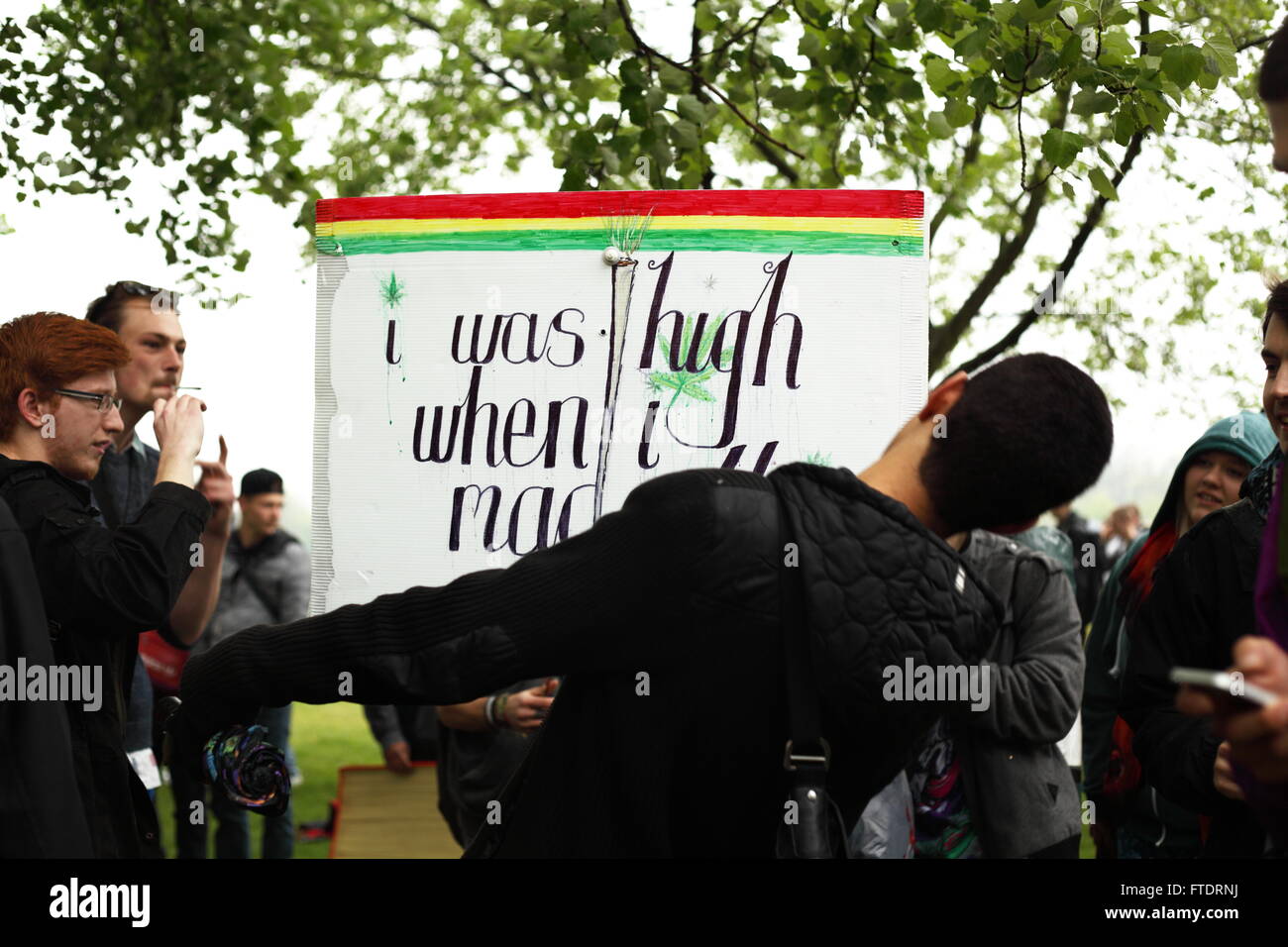 De personnes se sont réunies à Hyde Park Londres à 4/20 pour la légalisation du cannabis 20/04/2014 Banque D'Images