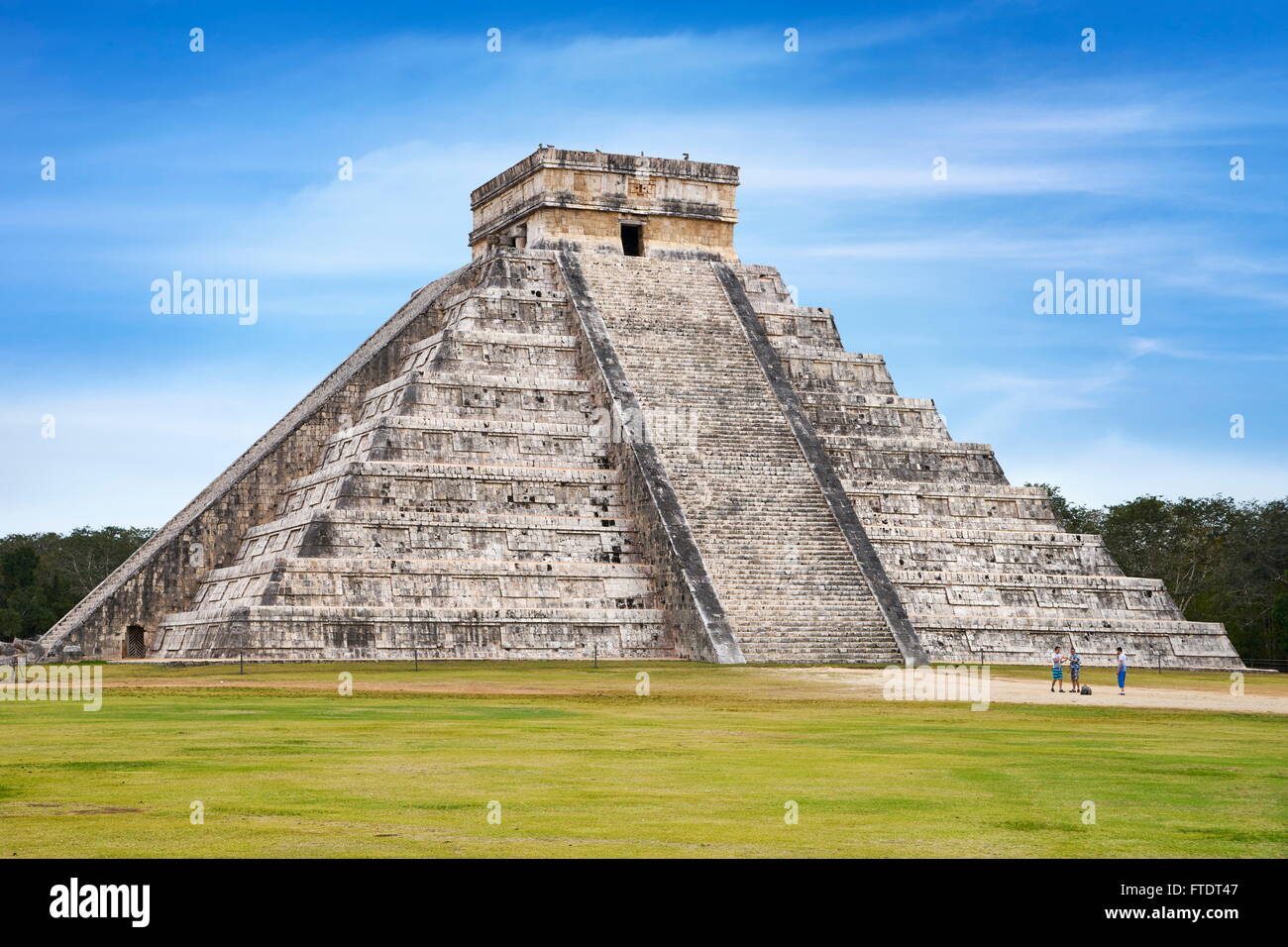 Le Temple Pyramide Kukulkan (El Castillo), d'anciennes ruines mayas, Chichen Itza, Yucatan, Mexique l'UNESCO Banque D'Images
