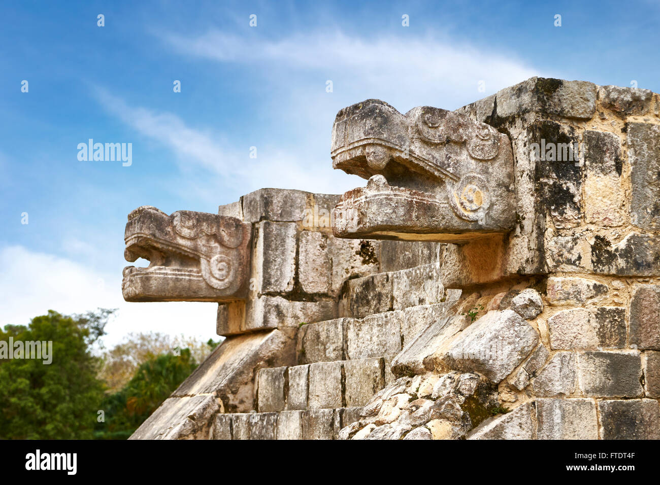 Jaguar chefs des plate-forme de Vénus, les anciens Mayas, ruines, Chichen Itza Site Archéologique, Yucatan, Mexique Banque D'Images