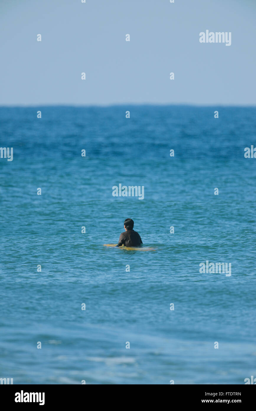 Surfeur japonais attendent les vagues Banque D'Images