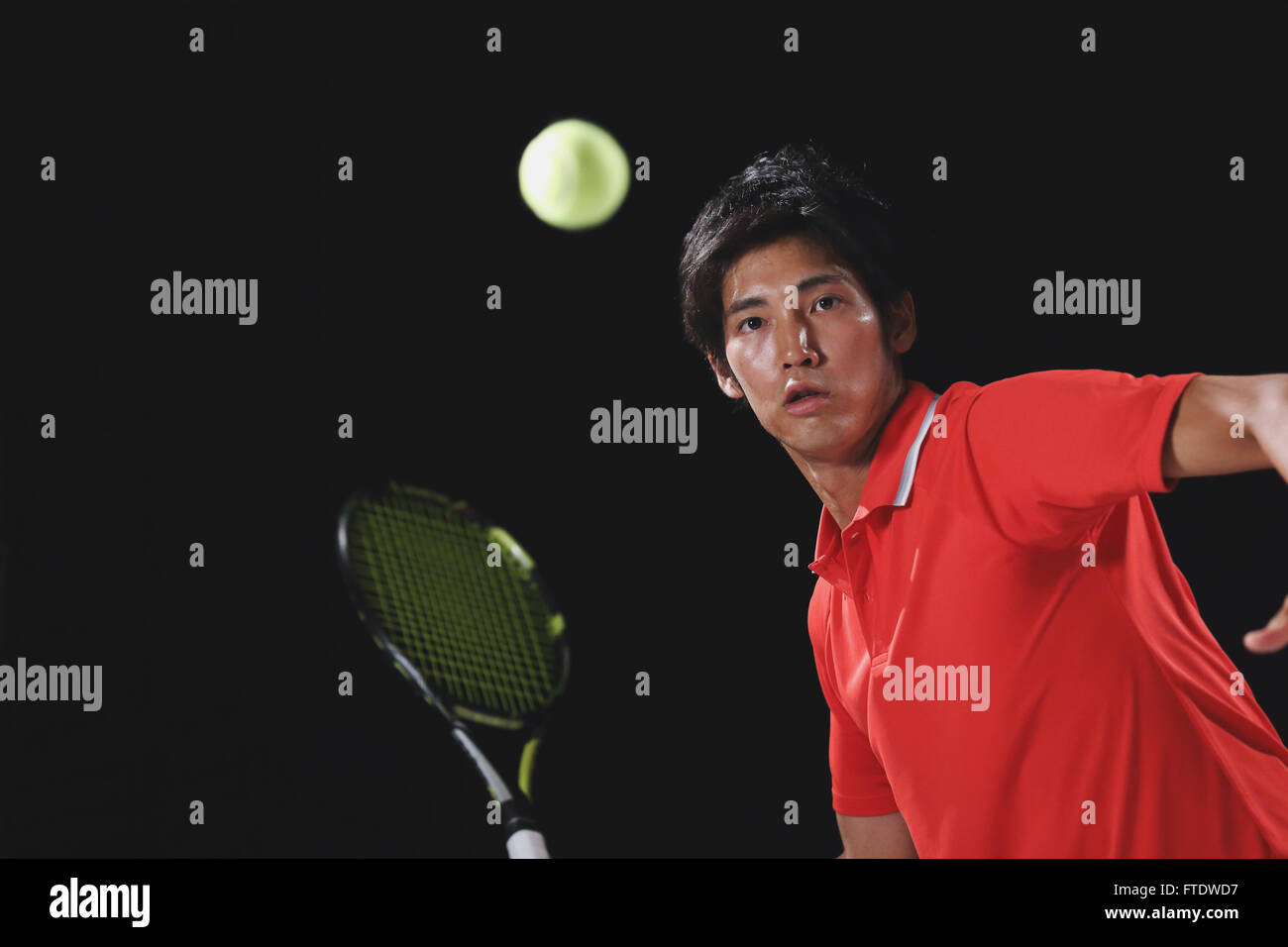 Jeune joueur de tennis japonais en action Banque D'Images