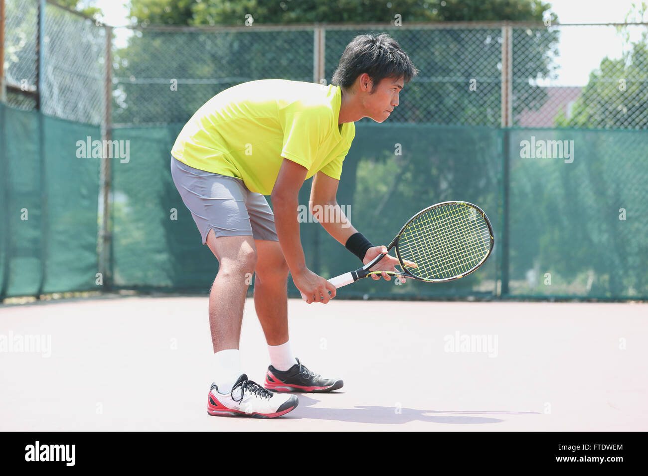 Jeune joueur de tennis japonais en action Banque D'Images