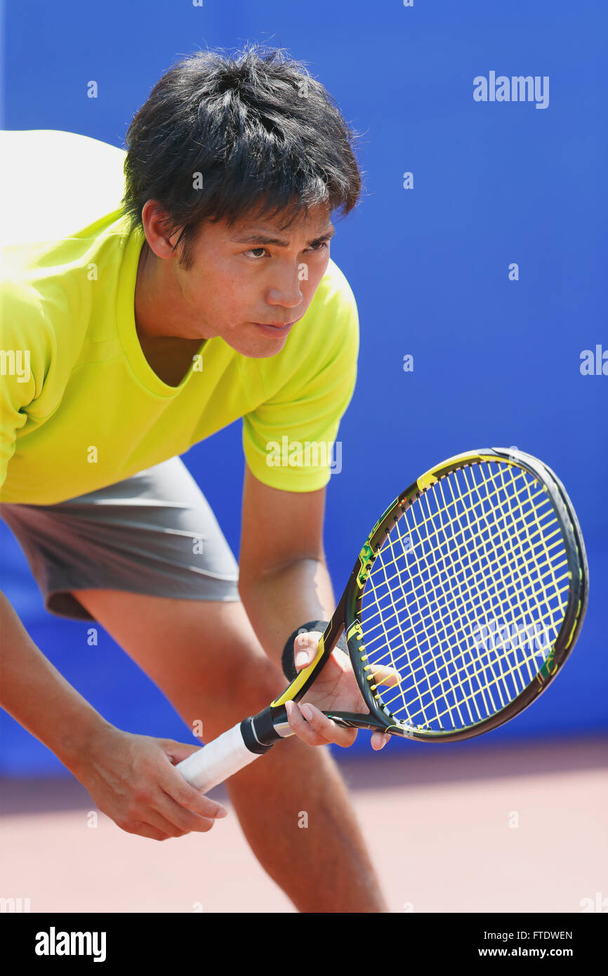 Jeune joueur de tennis japonais en action Banque D'Images