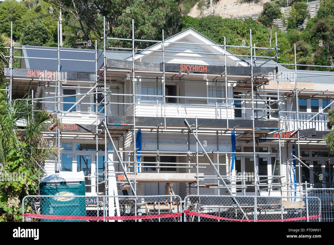 Maison front de mer en cours de rénovation après le séisme, Clifton Terrace, Clifton, Sumner, Christchurch, Canterbury, Nouvelle-Zélande Région Banque D'Images
