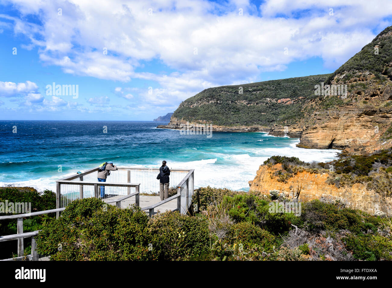 Les touristes à l'Maingon Bay Lookout, péninsule de Tasman, Tasmanie, Australie Banque D'Images
