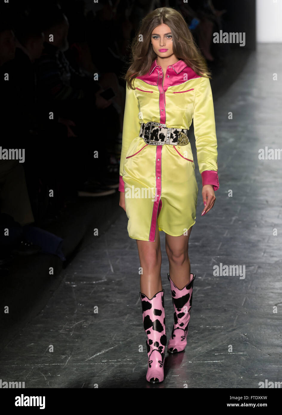 La ville de New York, USA - 15 Février 2016 : Taylor Hill marche la piste à Jeremy Scott montrer lors de NYFW F/W 2016 Banque D'Images